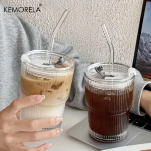 Verre à rayures avec paille