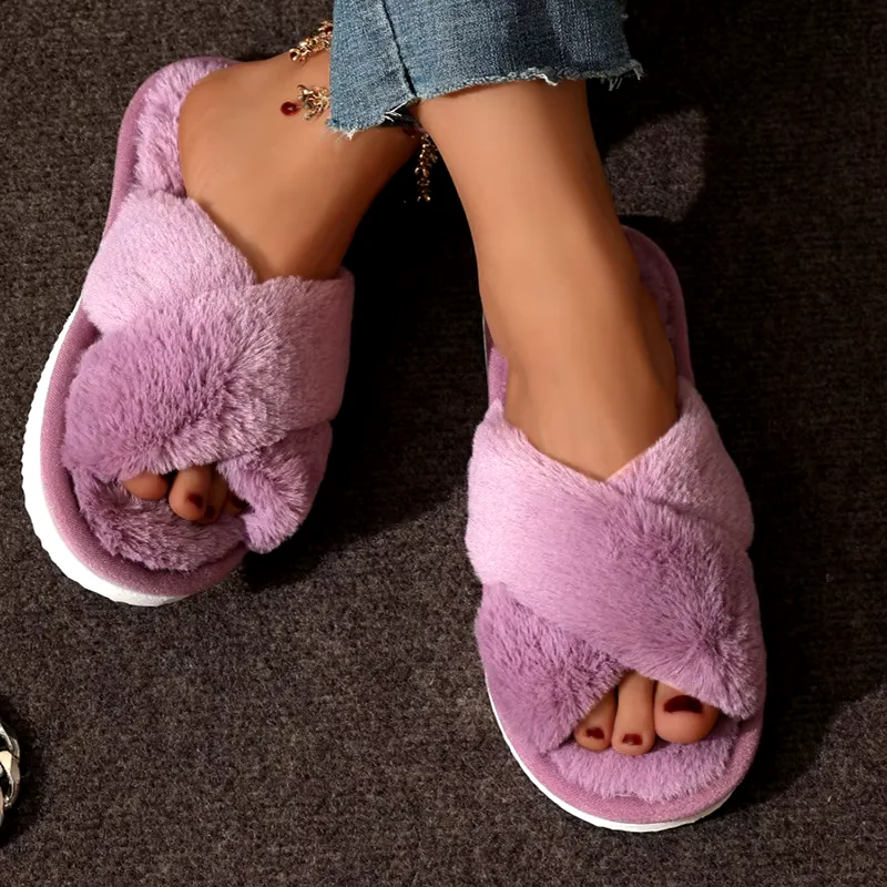 Fashion Cross Strap Cozy Fur Slippers Women Indoor Light Warm Plush Home Slippers Woman Faux Fur Flat Heel Couple Slides plus Size 43 Chaussons en fourrure croisés et douillets